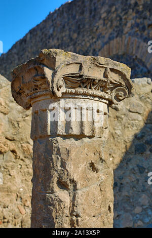 Ruiniert Säule in die alte römische Stadt Pompeji, Italien Stockfoto