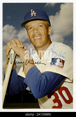 Vintage autographierte Farbe erinnerungsfoto von Los Angeles Dodgers player Maury Wills. Stockfoto