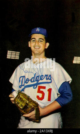 Vintage autographierte Farbe erinnerungsfoto von Los Angeles Dodgers player Larry Sherry in der Memorial Coliseum circa 1959. Stockfoto