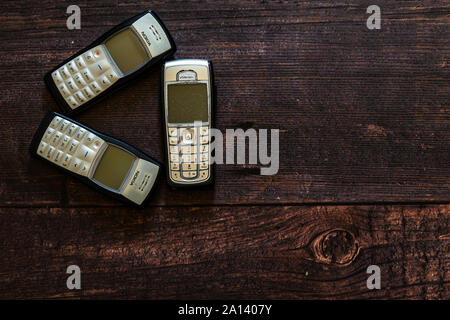 Altes Nokia Handy Festlegung auf braun Holzdielen. Es ist Platz auf der rechten Seite des Bildes. Stockfoto