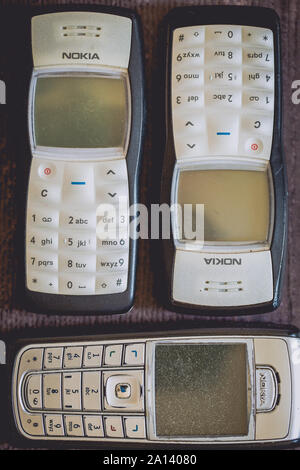 Altes Nokia Handy Festlegung auf braun Holzdielen. Stockfoto