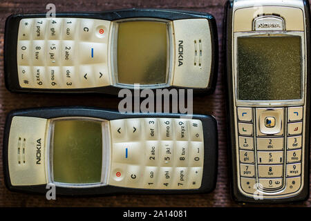 Altes Nokia Handy Festlegung auf braun Holzdielen. Stockfoto