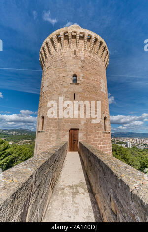 Donjon Turm von Schloss Bellver (Castell de Bellver) im gotischen Stil erbauten Festung als Militärgefängnis jetzt in Palma de Mallorca's History Museum verwendet Stockfoto