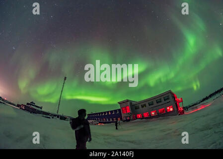 Ein helles Display von Northern Lights über die Churchill Northern Studies Centre in Kanada. Stockfoto