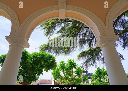 EVIAN-LES-BAINS, Frankreich-26 Jun 2019 - Blick auf das Wahrzeichen Quelle Cachat, Feder für die Evian Mineralwasser in der Stadt Evian-les-Bains, Haute-Sav Stockfoto