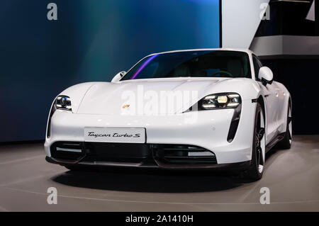 FRANKFURT - Sep 15, 2019: Weiße Porsche Taycan Turbo S ist das erste vollständig elektrisch angetriebenen Sportwagen von Porsche. Luxus Sportwagen auf der IAA 2019 präsentiert von Fran Stockfoto