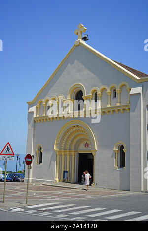 EVIAN-LES-BAINS, Frankreich-23 Jun 2019 - Blick auf die Notre Dame de l'Assomption entlang der Uferpromenade von Genfer See in Evian, Haute-Savoie, Frankreich Stockfoto