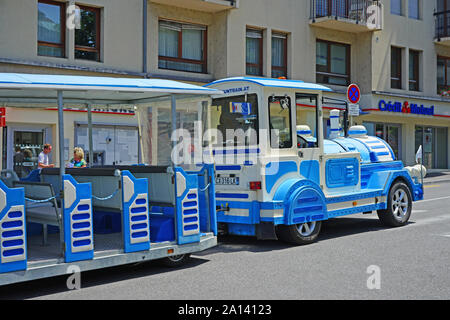 EVIAN-LES-BAINS, Frankreich-23 Jun 2019 - Blick auf die kleinen Touristenzug entlang der Uferpromenade von Genfer See in Evian, Haute-Savoie, Frankreich. Stockfoto