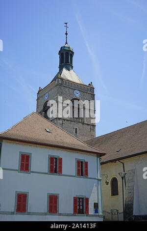 EVIAN-LES-BAINS, Frankreich-23 Jun 2019 - Blick auf die Notre Dame de l'Assomption entlang der Uferpromenade von Genfer See in Evian, Haute-Savoie, Frankreich Stockfoto