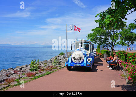 EVIAN-LES-BAINS, Frankreich-23 Jun 2019 - Blick auf die kleinen Touristenzug entlang der Uferpromenade von Genfer See in Evian, Haute-Savoie, Frankreich. Stockfoto