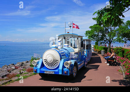 EVIAN-LES-BAINS, Frankreich-23 Jun 2019 - Blick auf die kleinen Touristenzug entlang der Uferpromenade von Genfer See in Evian, Haute-Savoie, Frankreich. Stockfoto