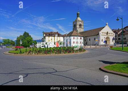 EVIAN-LES-BAINS, Frankreich-23 Jun 2019 - Blick auf die Notre Dame de l'Assomption entlang der Uferpromenade von Genfer See in Evian, Haute-Savoie, Frankreich Stockfoto