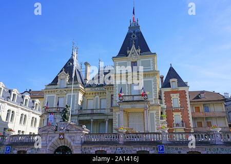 EVIAN-LES-BAINS, Frankreich-23 Jun 2019 - Ansicht des Landmark Hotel de Ville Rathaus am Ufer des Genfer Sees unterhalb der Alpen in Evian Stockfoto