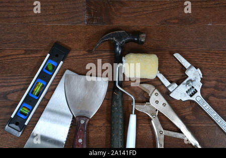 Auswahl von verschiedenen Werkzeugen, Hammer, Schraubenschlüssel, Ebene Stockfoto