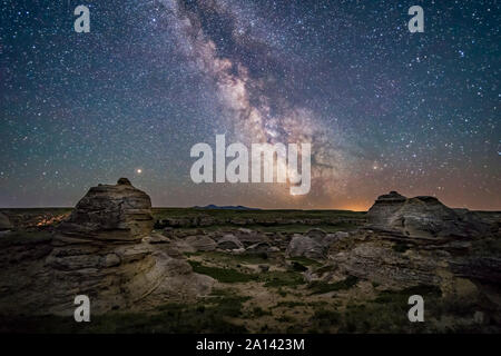 Mars und dem galaktischen Zentrum der Milchstraße über Schreiben-auf-Stein Provincial Park, Kanada. Stockfoto