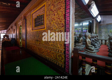 Colombo, Sri Lanka - 11. August 2019: Im Inneren des berühmten buddhistischen Tempel, Gangaramaya, Colombo, Sri Lanka. Stockfoto