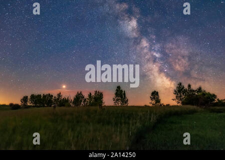 Ein helles Mars glänzt im Osten der Sommer Milchstraße, Alberta, Kanada. Stockfoto