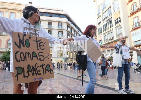 September 23, 2019: 23-9-2019 (Malaga) ein cachalote von Kunststoffabfällen ist das Bild für die Woche der Mobilisierung für das Klima, von dem Malaga Allianz organisiert für das Klima Not zu suchen, Bewusstsein in Malaga Gesellschaft steigern und sich des Problems der unser Planet Erde auf Klima und ökologischen Wandel. Credit: Lorenzo Carnero/ZUMA Draht/Alamy leben Nachrichten Stockfoto