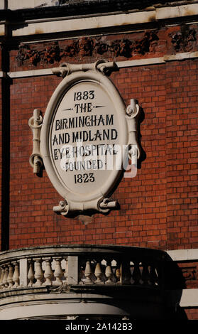 Kunstvolle Tafel an der Wand des ehemaligen Birmingham & Midland Eye Hospital (jetzt ein Hotel), in Birmingham, Warwickshire, England Stockfoto