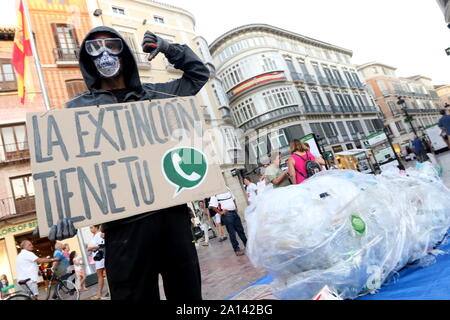 September 23, 2019: 23-9-2019 (Malaga) ein cachalote von Kunststoffabfällen ist das Bild für die Woche der Mobilisierung für das Klima, von dem Malaga Allianz organisiert für das Klima Not zu suchen, Bewusstsein in Malaga Gesellschaft steigern und sich des Problems der unser Planet Erde auf Klima und ökologischen Wandel. Credit: Lorenzo Carnero/ZUMA Draht/Alamy leben Nachrichten Stockfoto