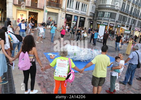 September 23, 2019: 23-9-2019 (Malaga) ein cachalote von Kunststoffabfällen ist das Bild für die Woche der Mobilisierung für das Klima, von dem Malaga Allianz organisiert für das Klima Not zu suchen, Bewusstsein in Malaga Gesellschaft steigern und sich des Problems der unser Planet Erde auf Klima und ökologischen Wandel. Credit: Lorenzo Carnero/ZUMA Draht/Alamy leben Nachrichten Stockfoto