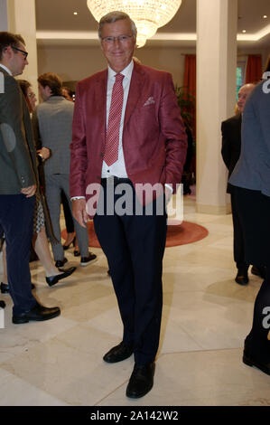 23. September 2019, Nordrhein-Westfalen, Königswinter: Die Politiker Wolfgang Bosbach kommt zur Wiedereröffnung des Hotel Petersberg. Foto: Henning Kaiser/dpa Stockfoto