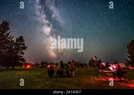 Ein perseid Meteor streifen sie die Milchstraße über den Saskatchewan Sommer Star Party, Kanada. Stockfoto