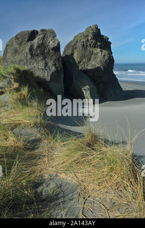 Oder: Curry County, zentrale Curry County Coast, Gold Strand, Küssen Rock. Blick auf den Strand vom Küssen Rock [Bitte für #278.214.] Stockfoto