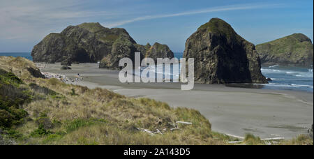 Sea stacks Tauchen vom Strand an der Küste von Oregon, in der Nähe von Gold Beach, die von der Pazifikküste Scenic Byway gesehen. Stockfoto