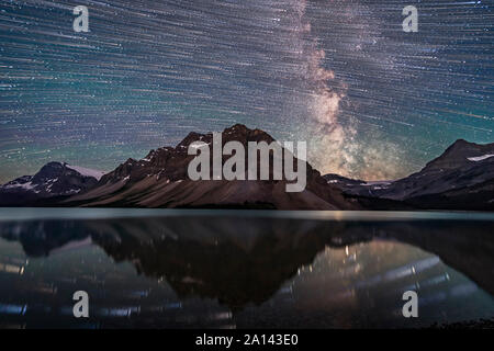 Star Trails über Bow Lake im Banff National Park, Alberta, Kanada. Stockfoto