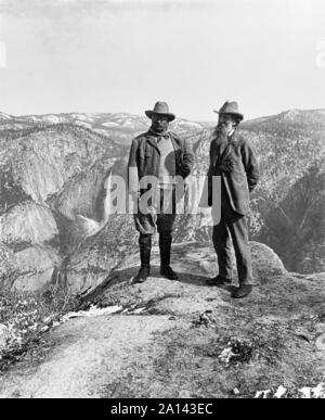 Präsident Theodore Roosevelt (1858-1919) und Naturforscher John Muir (1838-1914) stehend auf Glacier Point im Yosemite Valley, California im Jahr 1903 während einer camping Reise. Muirs Leidenschaft für die Bewahrung der Wildnisgebiete in den USA vermittelt durch seine Schrift über die Entstehung des US National Park Service 1916 beigetragen. Stockfoto