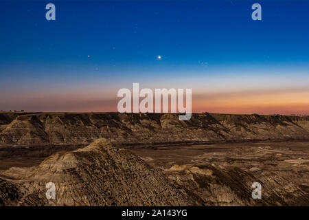 Venus, Plejaden und Hyaden in der Abenddämmerung über den Red Deer River, Alberta, Kanada. Stockfoto