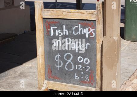 Fish & Chips in Papier bieten auf einer Tafel vor einem Pub Stockfoto