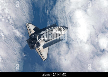 Space Shuttle fliegt in der oberen Atmosphäre. Elemente dieses Bild wurde von der NASA eingerichtet Stockfoto