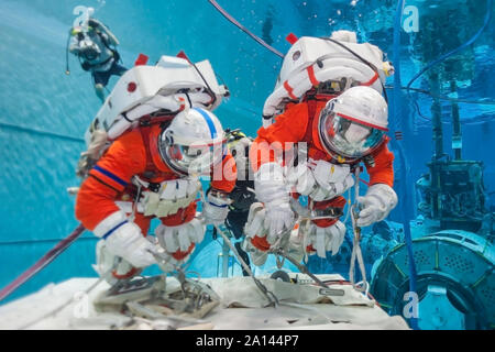 Cosmonaut Training im Pool, in Raumanzügen. Elemente dieses Bild wurde von der NASA eingerichtet