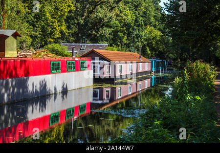 Hausboote fest vertäut am Ufer der Basingstoke Canal im Woodham Bereich der Woking, Surrey, Südosten, England, Grossbritannien Stockfoto