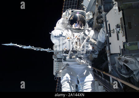 Gebunden Astronaut im Weltraum auf einer Raumstation. Elemente dieses Bild wurde von der NASA eingerichtet Stockfoto