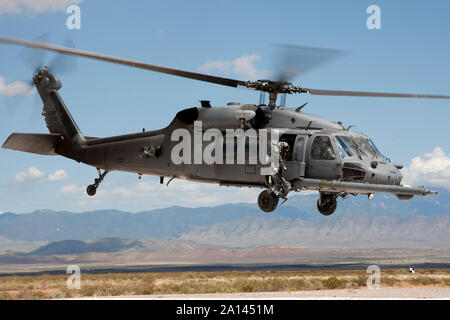 Ein HH-60 G Pavehawk Durchführung einer Training Mission. Stockfoto