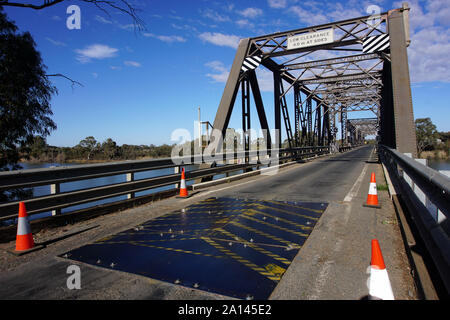 Vertical-Lift Brücke über den Murray River bei Curlwaa Stockfoto