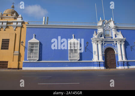 Reich verzierten schmiedeeisernen Schutzgrill, eine Marke der kolonialen Trujillo, Peru Stockfoto