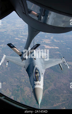 Ein US Air Force F-16C fährt in die Betankung Position hinter einer KC-135 R. Stockfoto