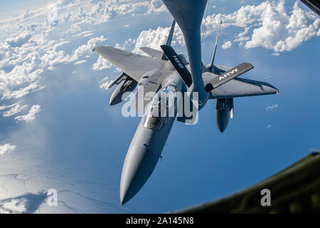 Ein US Air Force F-15C in die korrekte Position hinter einer KC-135 R zum Tanken fährt. Stockfoto