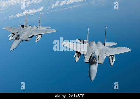 Ein paar der US Air Force F-15C Flugzeuge über dem Golf von Mexiko. Stockfoto