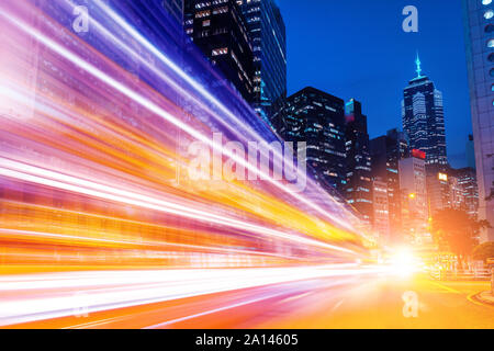 Viel Verkehr und urbane Landschaft in der Nacht in Hong Kong Stockfoto