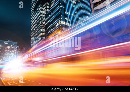 Viel Verkehr und urbane Landschaft in der Nacht in Hong Kong Stockfoto