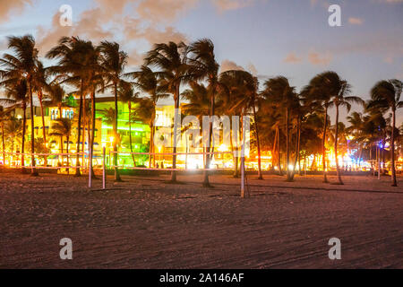 Miami Beach, USA - 10. September 2019: Ocean Drive Miami Beach bei Sonnenuntergang. Die Skyline der Stadt mit Palmen in der Abenddämmerung. Art Deco von South Beach Stockfoto