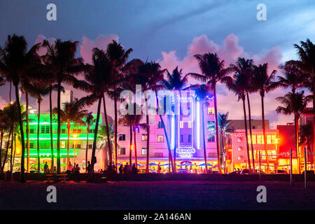 Miami Beach, USA - 10. September 2019: Ocean Drive Miami Beach bei Sonnenuntergang. Die Skyline der Stadt mit Palmen in der Abenddämmerung. Art Deco von South Beach Stockfoto