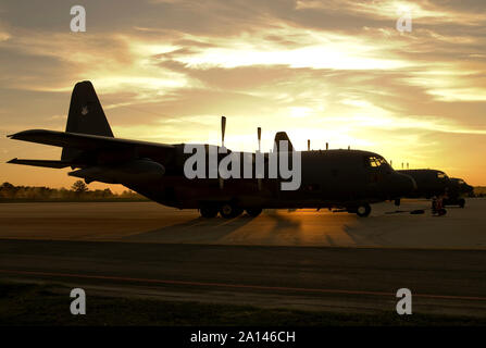 HC-130P Bekämpfung König Flugzeuge bei Moody Air Force Base, Georgien, bei Sonnenaufgang. Stockfoto