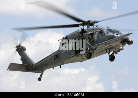 Ein HH-60 G Pavehawk Hubschrauber bereitet sich auf die Landung vor. Stockfoto