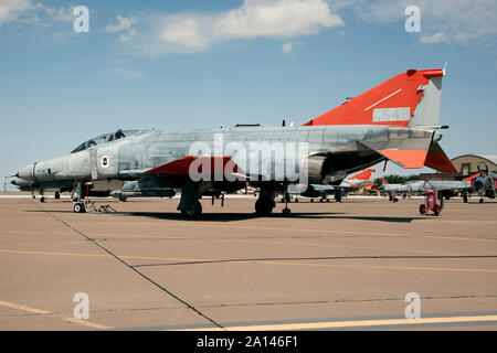 QF-4E Phantom mit AN/ALQ-188 Electronic Attack Training Pod. Stockfoto